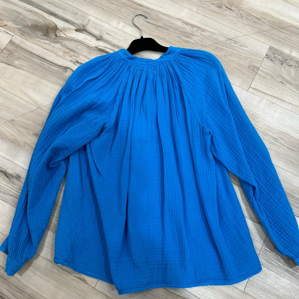 XiRENA Vibrant Blue Blouse with Button Detail - Picture 3 of 4